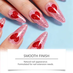 Vista detallada de uñas rosas con purpurina, corazones rojos y acabado suave