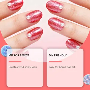 Vue rapprochée de paillettes effet miroir rouges avec perles pour un nail art DIY à la maison.