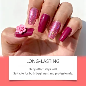 Gros plan d'une manucure rose magenta et pailletée avec décoration nail art florale 3D.