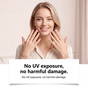 Primer plano de pegatinas de gel rosa suave para uñas en las manos, acabado brillante