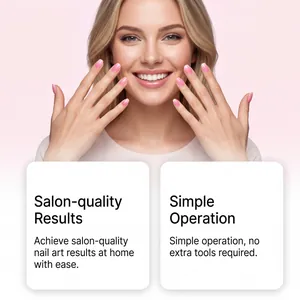 Primer plano de pegatinas de uñas de gel rosa para resultados de salón en casa mediante DIY.