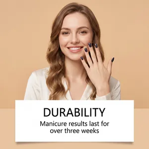 Gros plan détaillé du vernis à ongles pailleté noir tenant plus de trois semaines