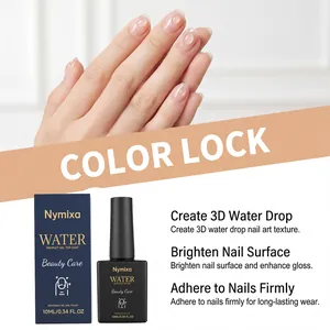 Détail en gros plan de la texture nail art goutte d'eau 3D avec le top coat Nymixa.