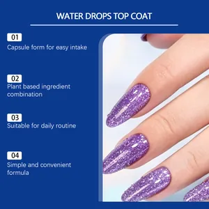 Primer plano de manicura con purpurina violeta que muestra el efecto top coat de agua