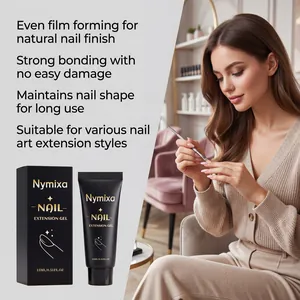Detalle del empaque de gel de extensión de uñas Nymixa y escena de aplicación profesional