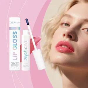Nahaufnahme von Peel-off-Lipgloss und lebendigem rosa Lippenfarbeneffekt