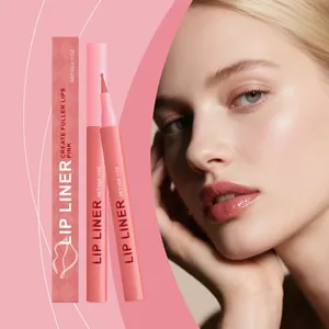 Detail eines rosa Lippenkonturenstifts und der Verpackung neben dem Modell-Make-up-Look