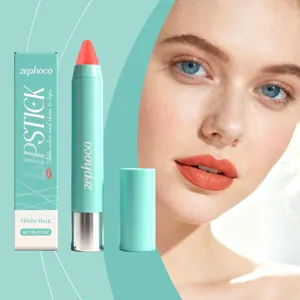 Detalle de la aplicación del lápiz labial suave y radiante Zephoco en los labios