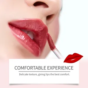 Detailaufnahme der zarten Textur des glänzenden, feuchtigkeitsspendenden Lipgloss.