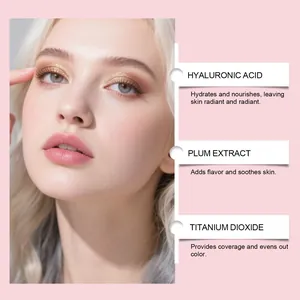 Détails précis des ingrédients du crayon à lèvres velours avec maquillage du modèle