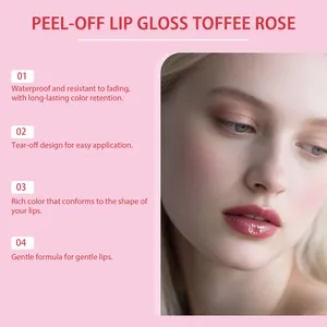 Macrodetail van watervaste peel-off lipgloss in Toffee Rose op zachte model lippen
