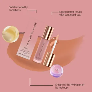 Λεπτομερής προβολή του lip plumping gloss με απλικατέρ και υφή σε nude απόχρωση