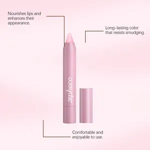 Gros plan sur le crayon à lèvres velours rose clair Zephoco aux propriétés hydratantes