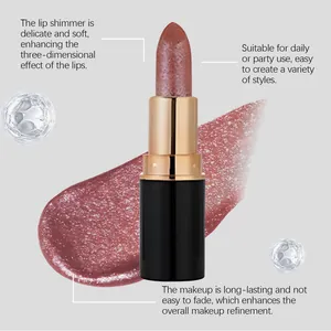 Dettaglio del rossetto glitterato marrone rosso con texture brillante e lunga durata
