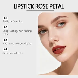 Vista detallada del lápiz labial mate Rose Petal aplicado en los labios de una modelo
