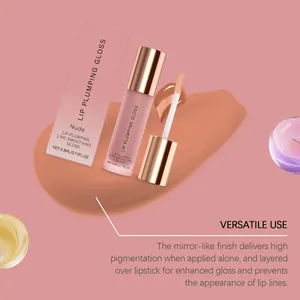 Λεπτομέρεια ενυδατικού lip gloss με απλικατέρ και δείγμα λείας υφής σε ροζ φόντο