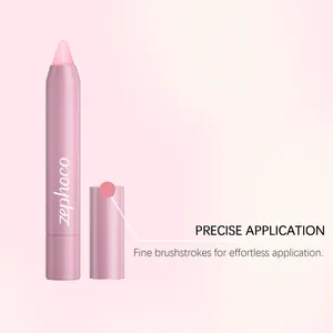 Gros plan sur la pointe du crayon à lèvres rose zephoco pour une application précise.
