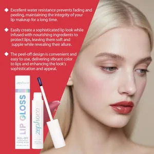 Dettaglio del lucidalabbra peel-off con applicatore e modella con labbra rosso vibrante