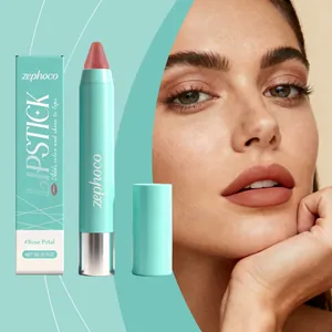 Vista dettagliata del rossetto opaco Zephoco Rose Petal con scatola e modella bionda