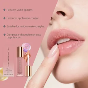 Λεπτομέρεια του ενυδατικού lip gloss που δείχνει απαλή εφαρμογή και nude αποτέλεσμα