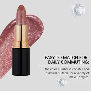 Vista dettagliata del rossetto diamantato rosso marrone con un effetto swatch brillante
