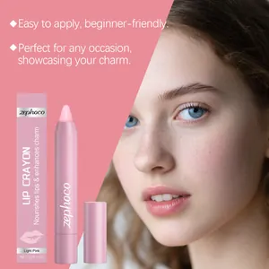 Gros plan du crayon à lèvres Zephoco rose clair avec un fini mat velouté sur modèle