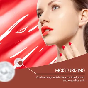 Detailaufnahme eines feuchtigkeitsspendenden roten Lipgloss auf einem Modell mit Textur