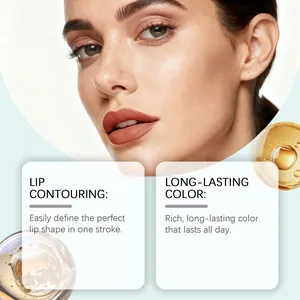 Dettaglio del rossetto rosa opaco sulla modella con contorno labbra e lunga durata