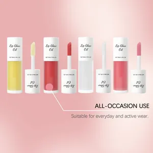Vier Nuancen feuchtigkeitsspendender Lippenöle mit Applikatoren auf rosa Hintergrund