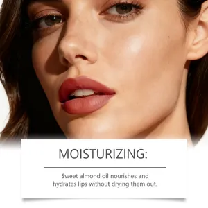 Vista dettagliata del rossetto rosa opaco con benefici idratanti dell'olio di mandorle