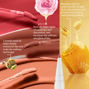 Vista dettagliata della matita labbra e gloss 2-in-1 con ingredienti altamente idratanti