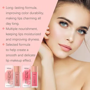 Detalle del empaque del brillo labial mate EelHope y efecto hidratante en modelo