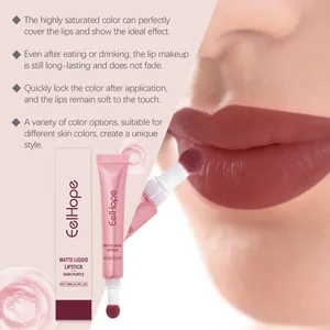 Detalle de primer plano del labial líquido mate EelHope púrpura oscuro y empaque.