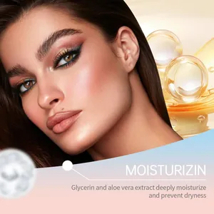 Nahaufnahme des Modells mit feuchtigkeitsspendenden Lipliner-Details und Glyzerin
