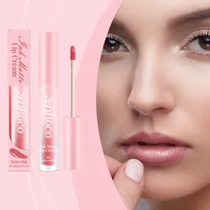 Crème à lèvres mate rose nude Zephoco professionnelle avec applicateur et gros plan mannequin