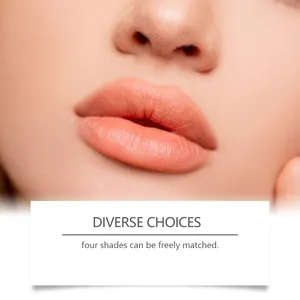 Nahaufnahme von weichem, matt-orangem Lipgloss auf den Lippen mit hoher Pigmentierung.