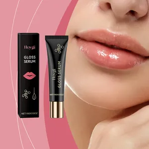 Nahaufnahme von Hoygi Lippenserum auf den Lippen mit Produkttube und schwarzer Box.