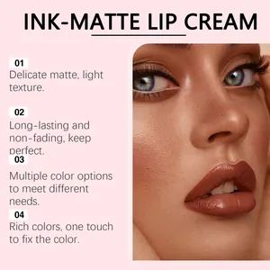 Gros plan d'un modèle portant une crème à lèvres mate rouge-brun veloutée et lisse.