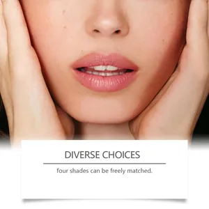 Détail de brillant à lèvres mat rose nude montrant une texture hydratante et soyeuse