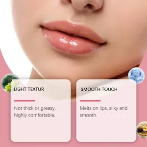 Makro-Detail des glänzenden feuchtigkeitsspendenden Lippenbalsams auf den Lippen.