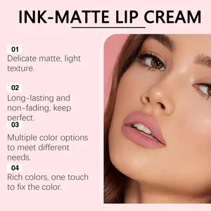 Gros plan d'un mannequin portant un rouge à lèvres mat rose nude pour un fini durable.