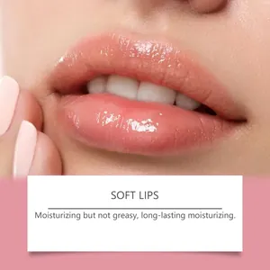 Nahaufnahme von weichen rosa Lippen mit einem glänzenden, feuchtigkeitsspendenden Lippenbalsam