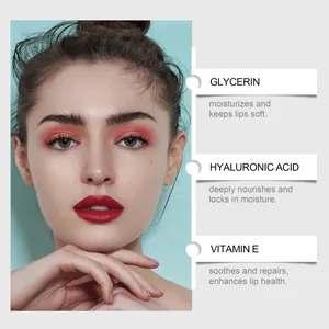 Primo piano di lucidalabbra rosso opaco con ingredienti come glicerina e vitamina E