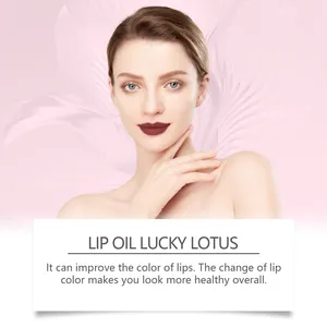 Model toont Lucky Lotus hydraterende lipolie met een prachtig spiegelend glanseffect