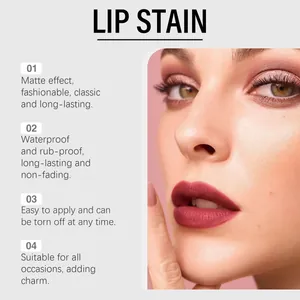 Vista dettagliata dell'applicazione della tinta labbra opaca rossa peel-off su un modello