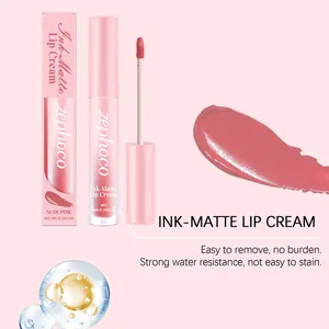 Gros plan du rouge à lèvres mat Zephoco rose nude avec texture liquide et applicateur