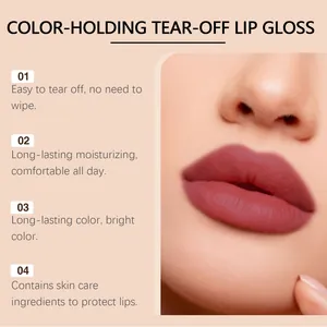 Λεπτομερής προβολή του peel-off lip gloss που δείχνει ματ φινίρισμα και έντονο χρώμα