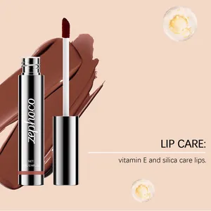 Primer plano de brillo labial peel-off Zephoco marrón nude con aplicador y muestra