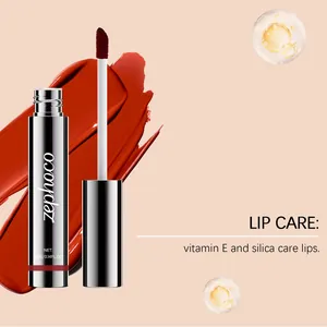 Εφαρμογή Zephoco μπορντό lip gloss με λεπτομέρειες περιποίησης με βιταμίνη E