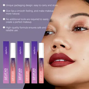 Nahaufnahme von zephoco mattem Peel-off-Lippen-Stain in NUDE RED PINK mit Model-Look